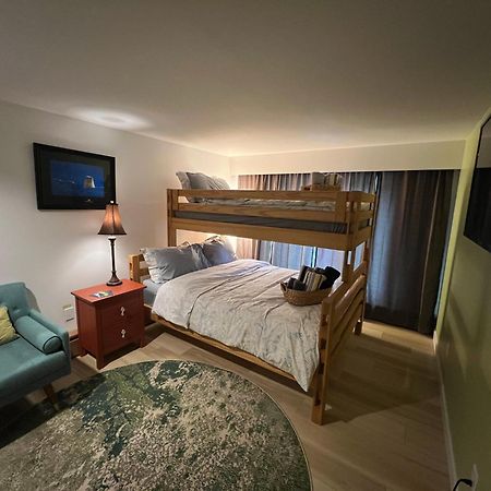 Bed and Breakfast 好丘。Hacho House Йеллоунайф Экстерьер фото