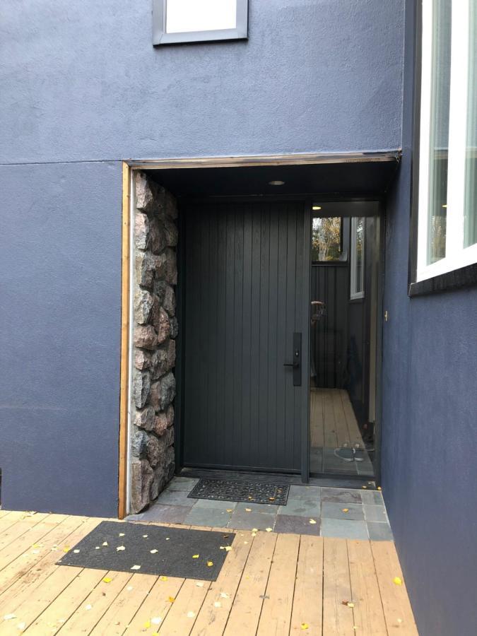 Bed and Breakfast 好丘。Hacho House Йеллоунайф Экстерьер фото