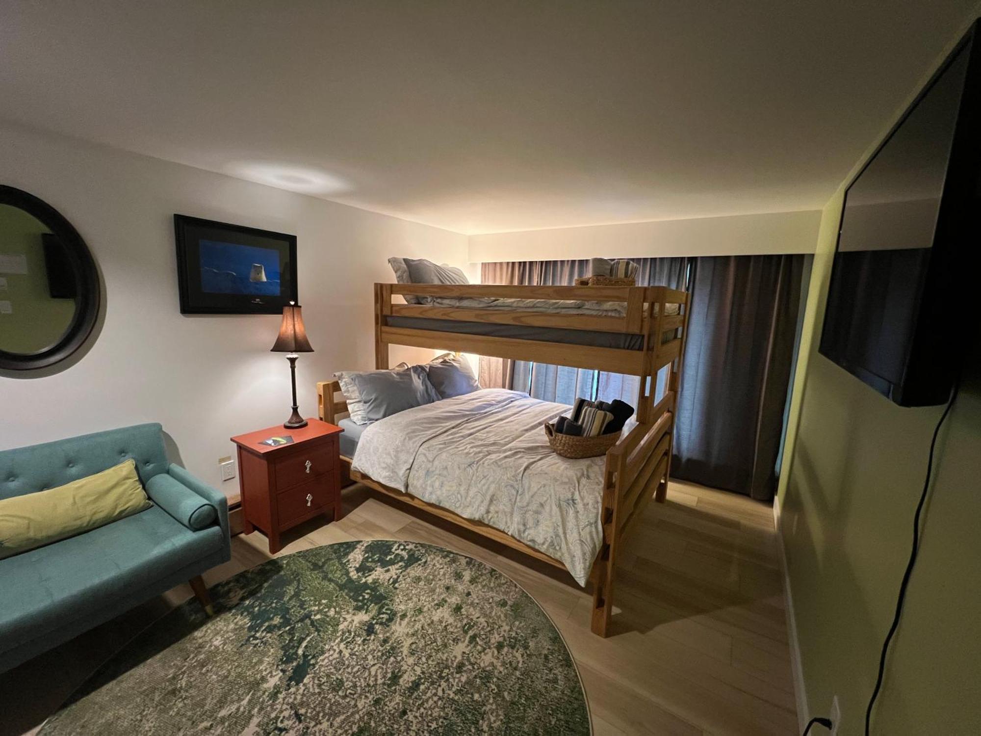 Bed and Breakfast 好丘。Hacho House Йеллоунайф Экстерьер фото