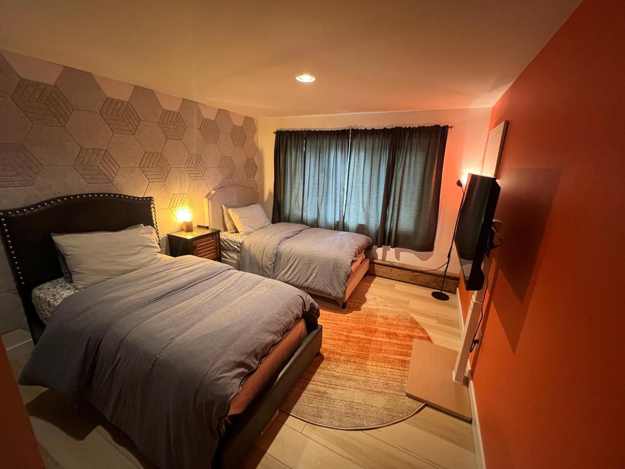Bed and Breakfast 好丘。Hacho House Йеллоунайф Экстерьер фото