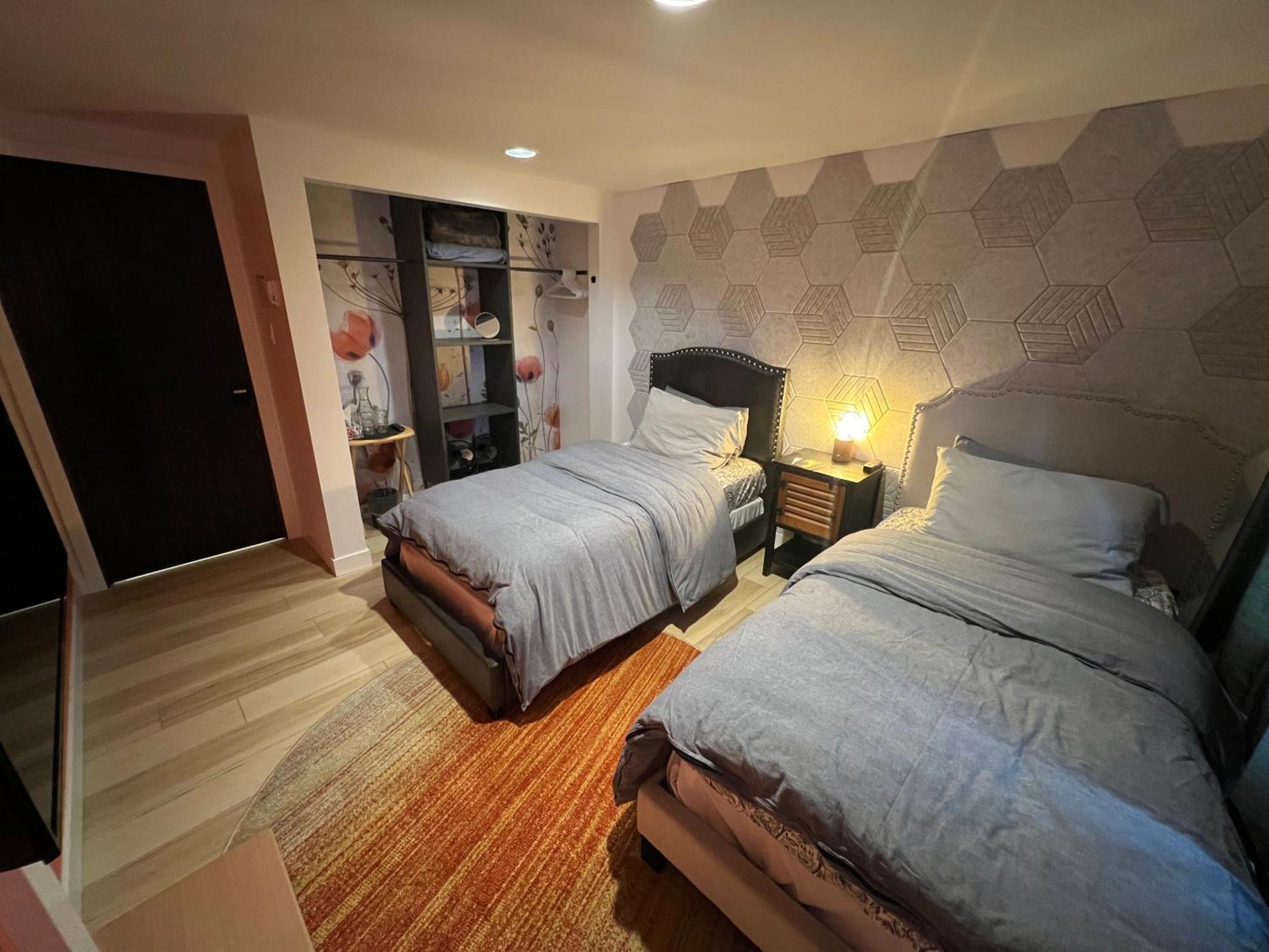 Bed and Breakfast 好丘。Hacho House Йеллоунайф Экстерьер фото